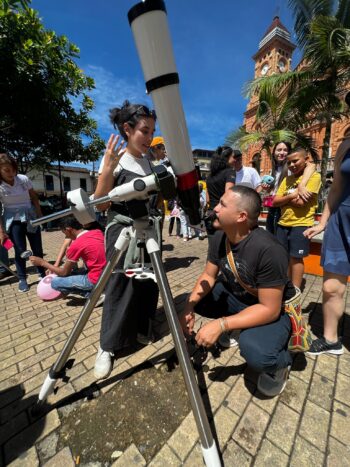 Michelle Mora durante un evento al planetario.