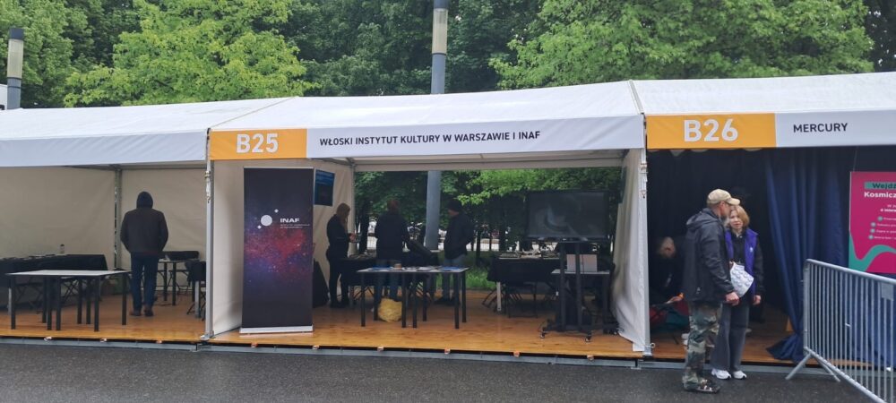 Lo <em>stand</em> allestito dall'Istituto Italiano di Cultura e dall'INAF al Picnic Scientifico di Varsavia 2025