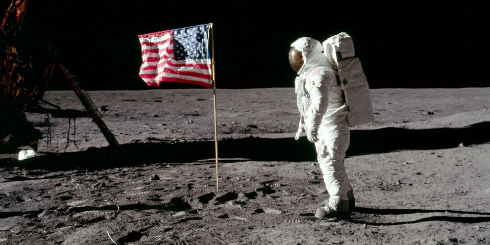 Buzz Aldrin Bandiera Usa Luna Estratto